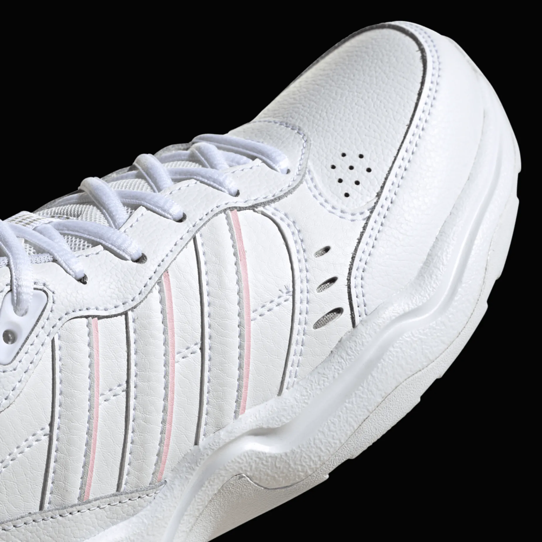 Strutter, Sneakers Dam