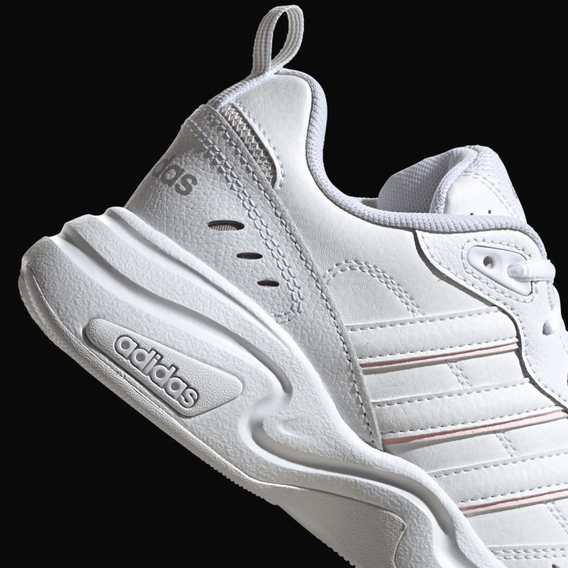 Strutter, Sneakers Dam